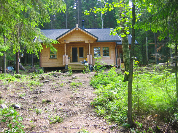 Mökki metsäisessä rinteessä